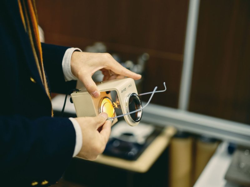 Choose from about 300 types of lenses and experience making your own sunglasses / Lens Park