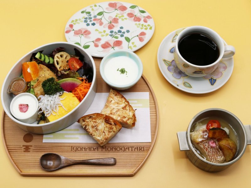 Meal Image on the train　/　*Meals are subject to change depending on the season. / 餐點內容將隨季節變動而調整