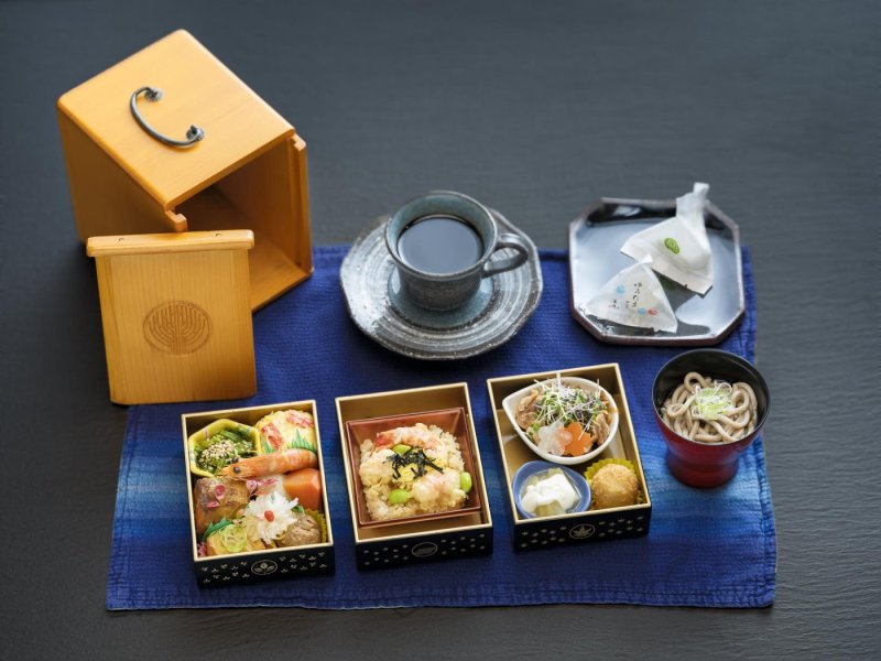 Meal Image on the train　/　*Meals are subject to change depending on the season. / 餐點內容將隨季節變動而調整