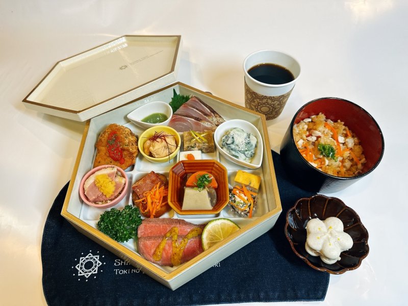 Meal Image on the train　/　*Meals are subject to change depending on the season. / 餐點內容將隨季節變動而調整